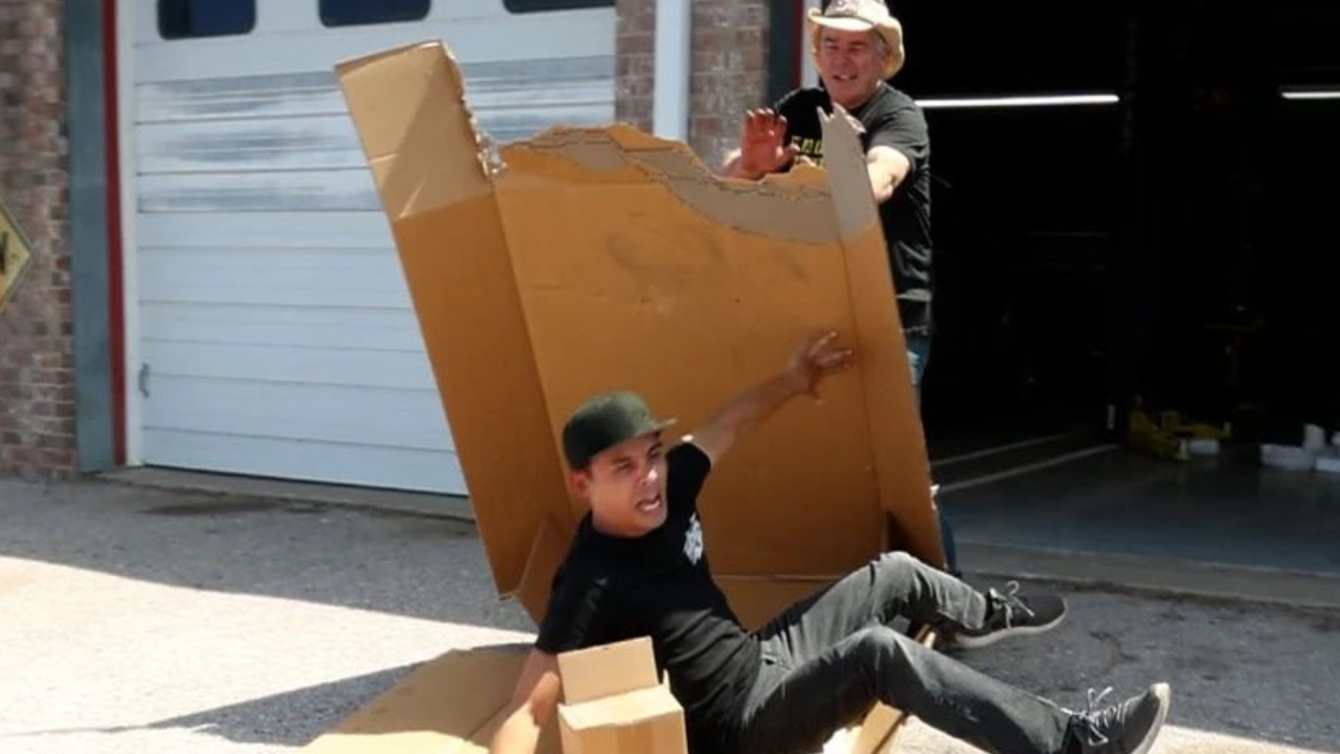 AZN from farmtruck and azn laying down in a cardboard box sent by vyper containing the lay-down creeper