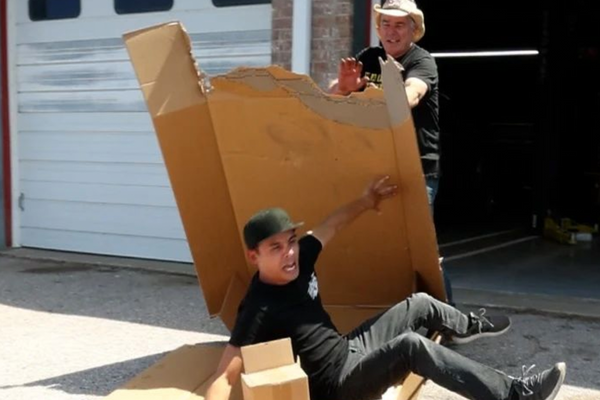 AZN from farmtruck and azn laying down in a cardboard box sent by vyper containing the lay-down creeper