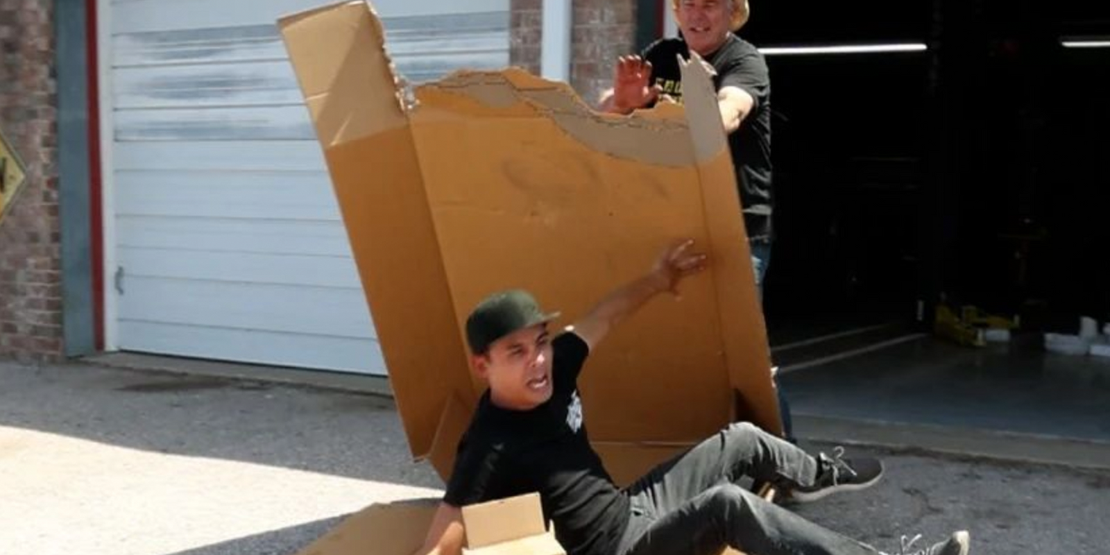 AZN from farmtruck and azn laying down in a cardboard box sent by vyper containing the lay-down creeper